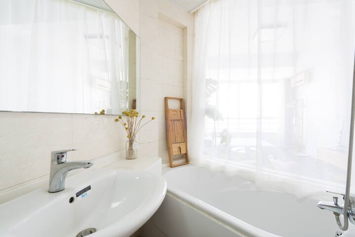 【遥望40°C】可月租，CBD 万达商圈，紧邻地铁三号线景点直达，超赞山景城景，俯瞰全城。