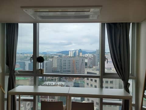 Dangsan Station 1 minute to Han River! 5 minutes by airport bus/No bugs and safe/Mart, parking/5 minutes to Hongdae/20 minutes to Gangnam