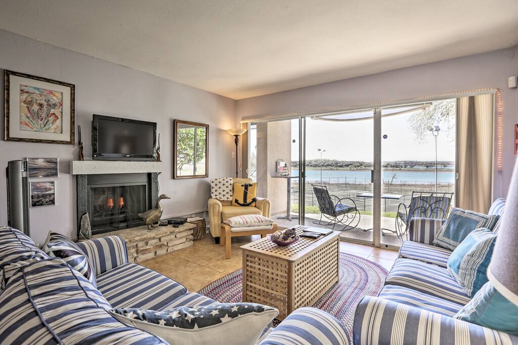 This charming unit accommodates 6 guests in plush beds.