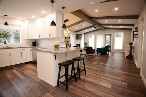 Modern Spacious 3 bedroom, Close to the Mountains!