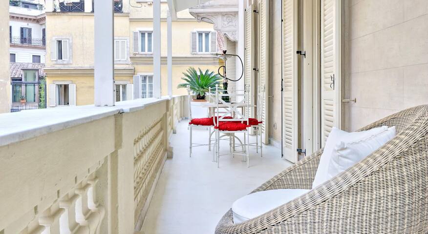 Spanish Steps Luxury House gallery image 3