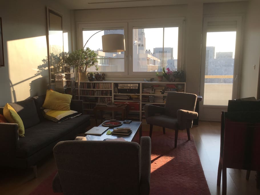 Salon salle à manger et petit balcon avec vue sur les gratte-ciel