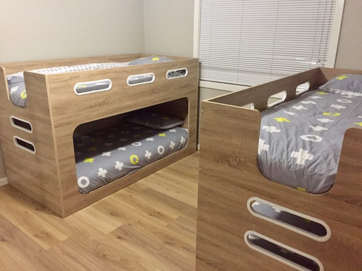 Cabin bunks, ukubwa kamili single lakini 80kg max juu ya bunk juu 