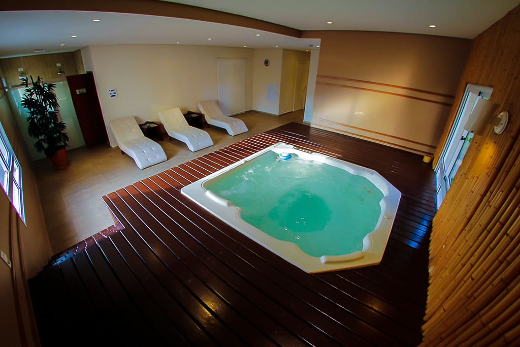 Jacuzzi na área de spa e relaxamento (reserva por apto.)