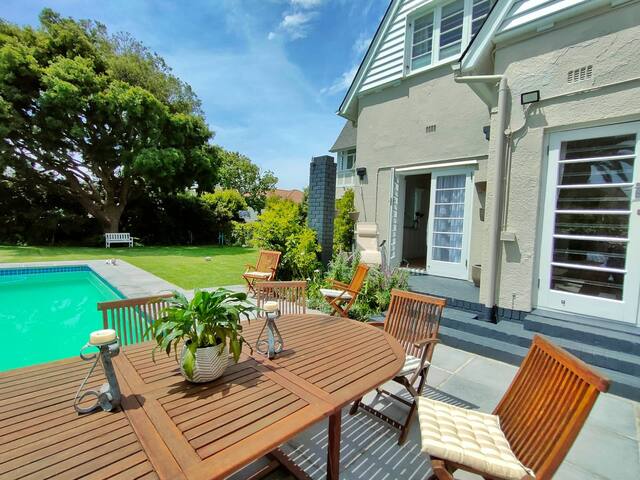 Huge family home in Rondebosch * sleeps 8 gallery image 4