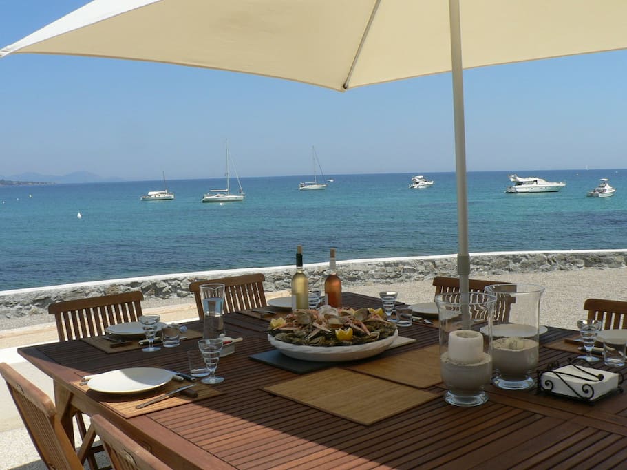 Salle à manger extérieure donnant sur la mer