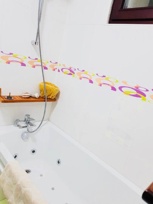 Hydromasage tub