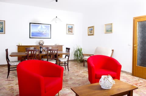 Top performing Airbnb: Spacious apartment VERY CLOSE to the sea. in Castiglione Della Pescaia