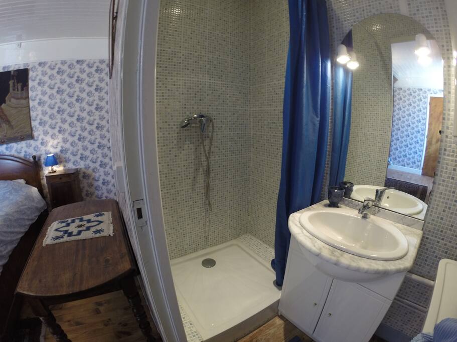 Salle d'eau avec douche et lavabo