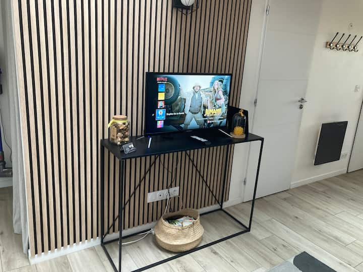 ทีวีพร้อมเน็ตฟลิกซ์และอเมซอนไพร์ม