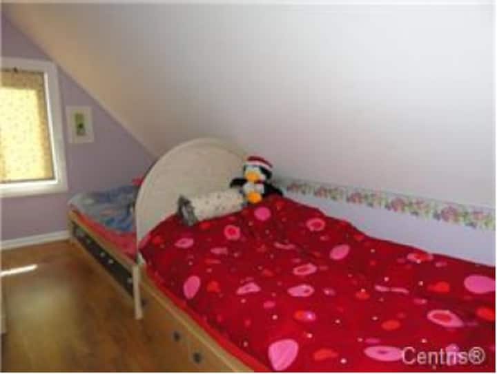 Две единични легла