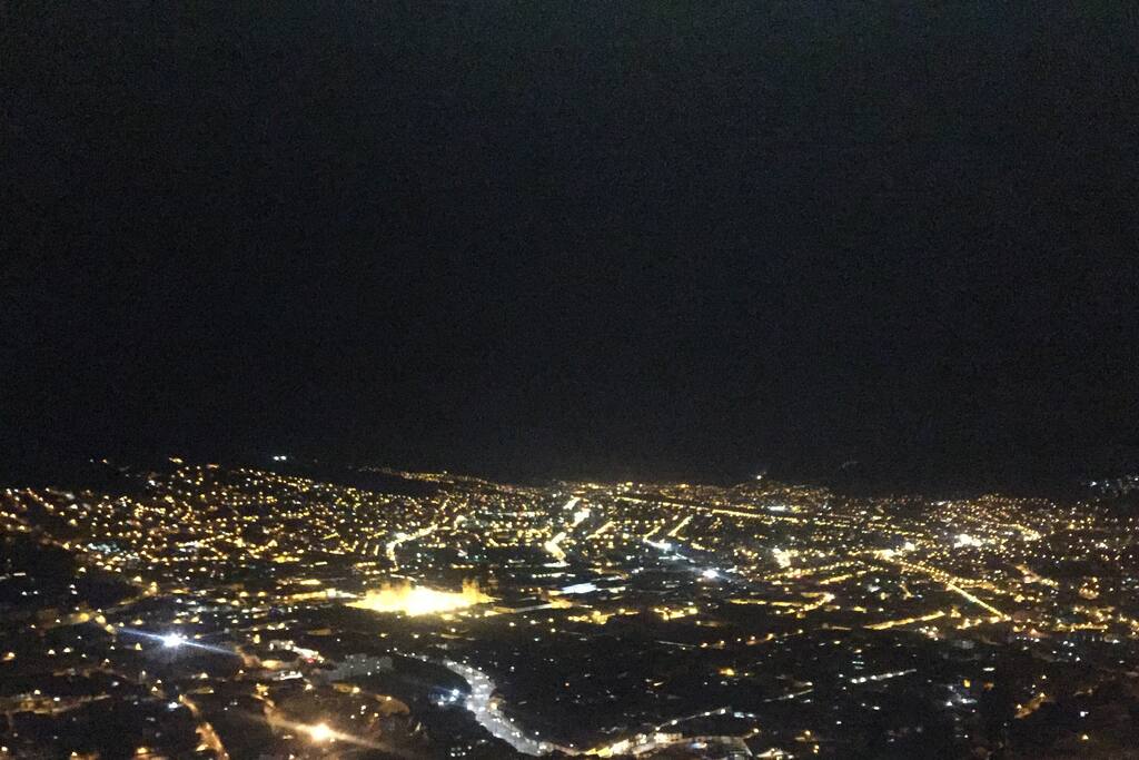 Las luces del Cusco, calentando la noche fría.