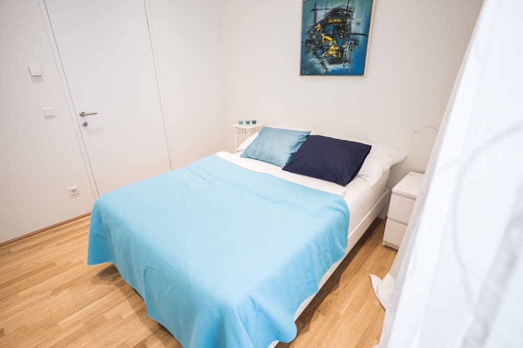 Bedroom 2 (Queen Size Bed 140 cm x 210 cm)