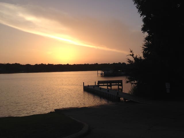 Cozy Bayou Cottage **only steps from Bayou Texar**
