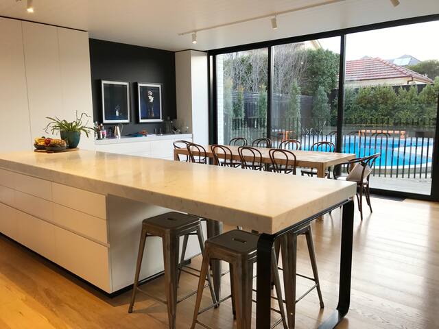 Beachside Light-filled Architectural Home gallery image 3