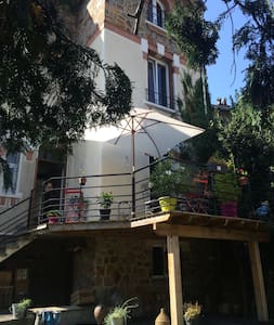 Chambre calme dans maison des années 30