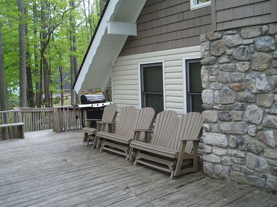 Ramp to deck from driveway, no steps. Gas Grill and Recycled plastic gliders.