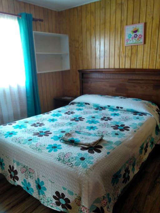 Dormitorio con cama de 2 plazas, cuenta con closet.