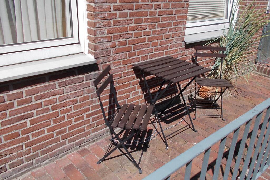 Der kleine Vorgarten bietet bis in den späten Abend Sonne.