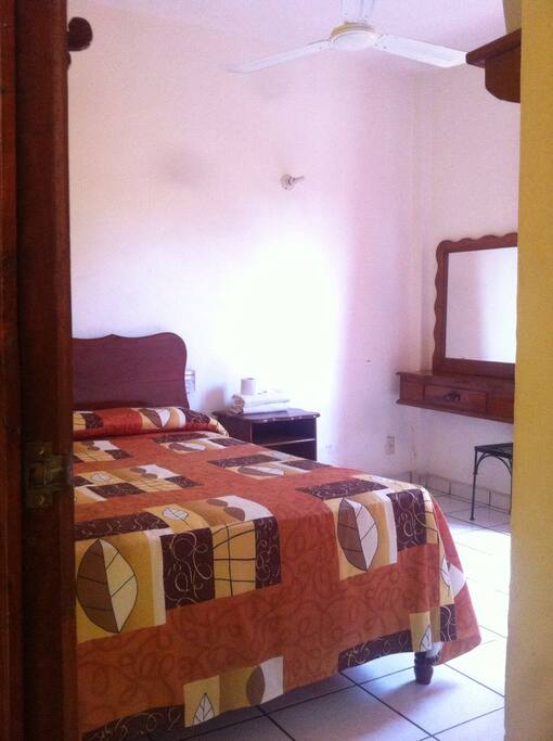 Habitación cama matrimonial con balcón