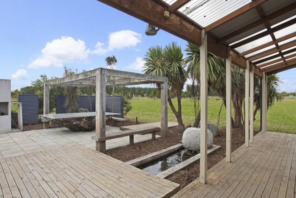 West facing
Water-feature and outdoor dining area