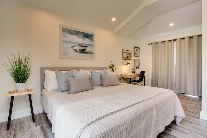 Bedroom #3 King Bed w/ Private Entrance, AC and 50in TV
