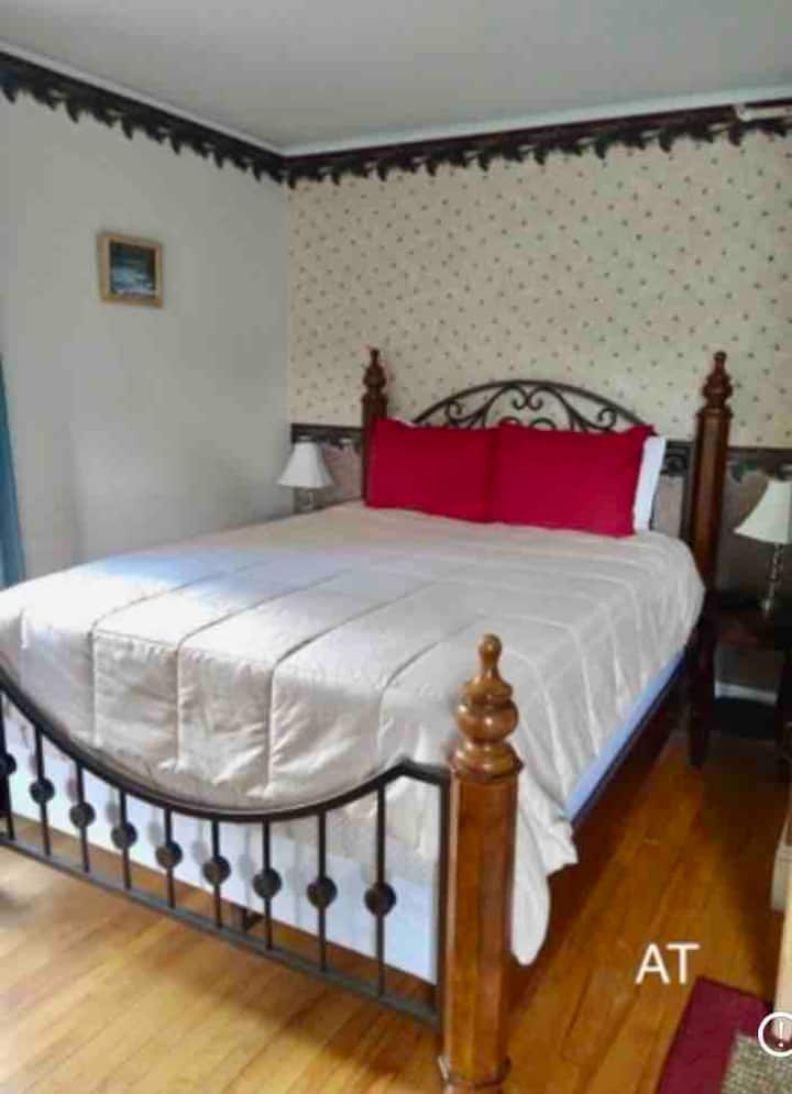 Gather InnB&BAT Room Bed and breakfasts for Rent in Millinocket