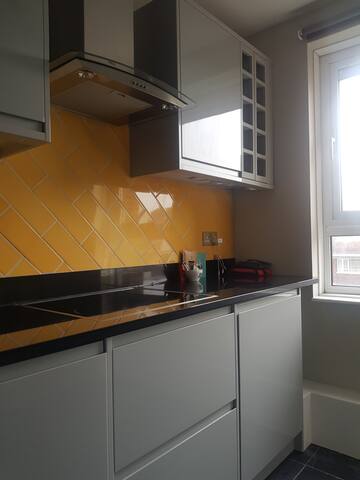 Beautiful 3-bedroom flat with stunning views gallery image 5