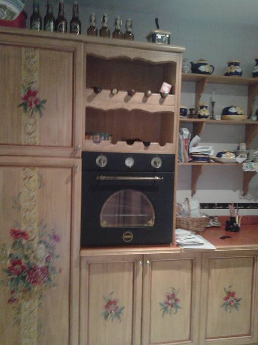 Detalle del horno y botellero de la cocina
