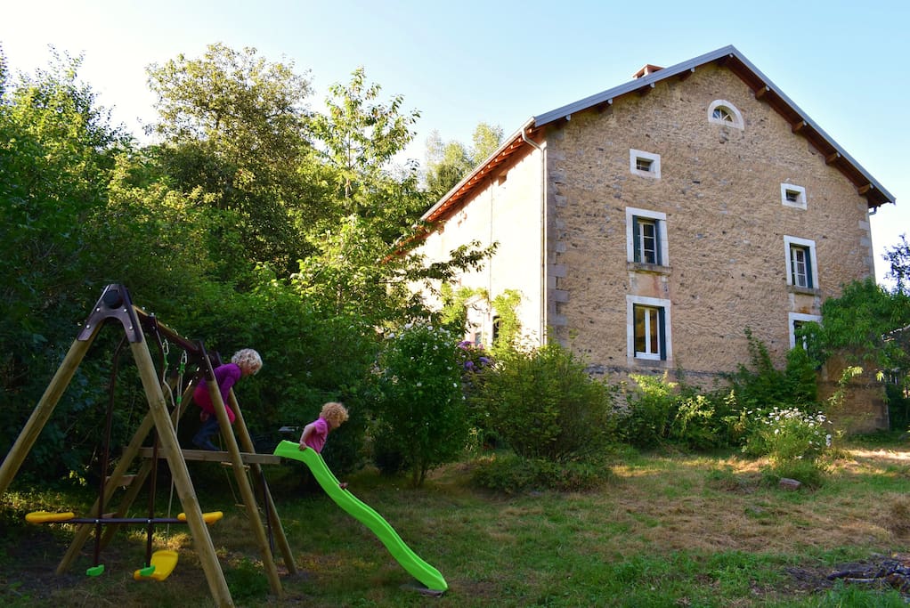 Façade côté jardin / aire de jeux (été)