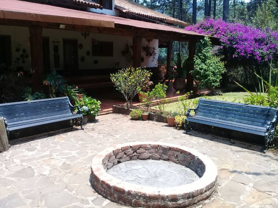 Jardín lateral; espacio para fogatas.