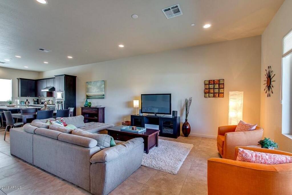 Living Room/Common Area with Flat Screen and Fast WiFi (100Mbps)