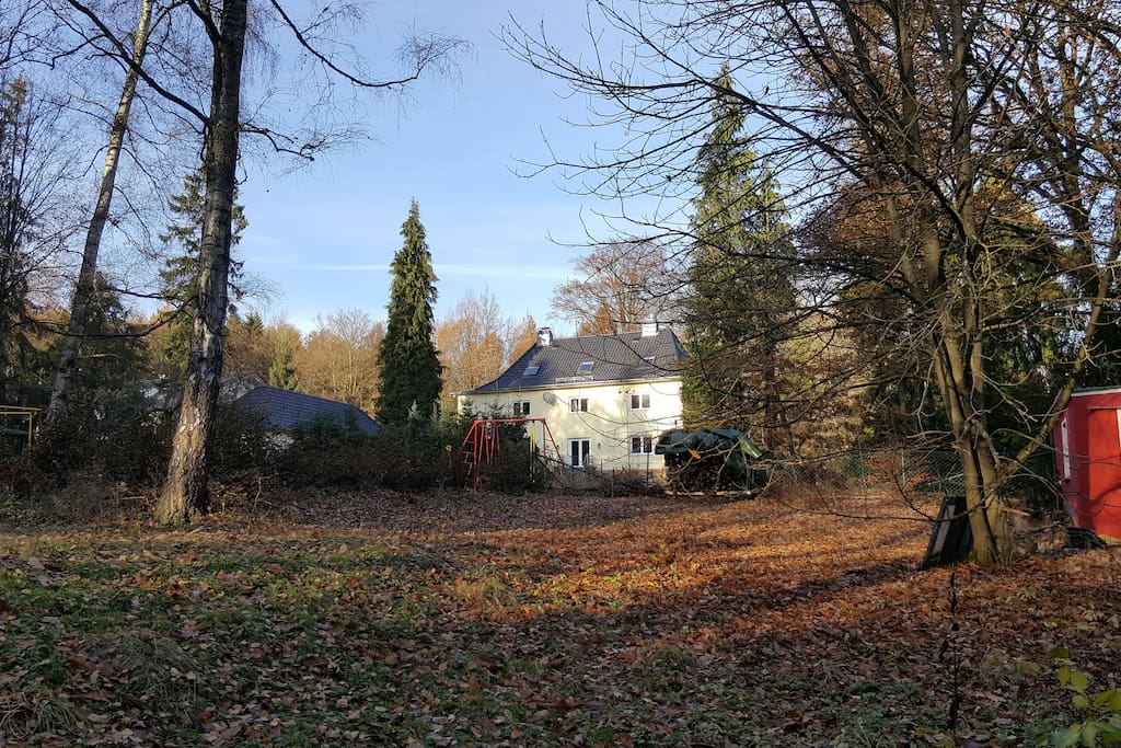 Blick vom Ende des Gartens auf Haus und Häuschen