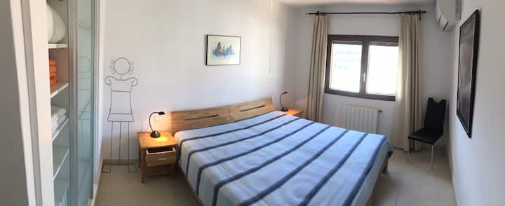 ห้องนอนพร้อมเตียง 2 เตียงขนาด 90x200 ซม. ตู้เสื้อผ้าติดตั้งเครื่องปรับอากาศ
พัดลมเพดาน, ฟลายสกรีน