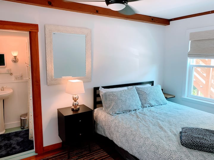 Საძინებელი #2 (დედოფალი) ცალკე სააბაზანოთი