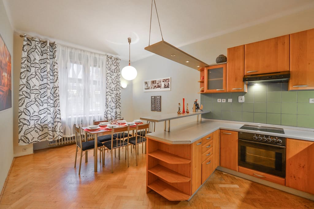 Large kitchen and dinning room for 6 people