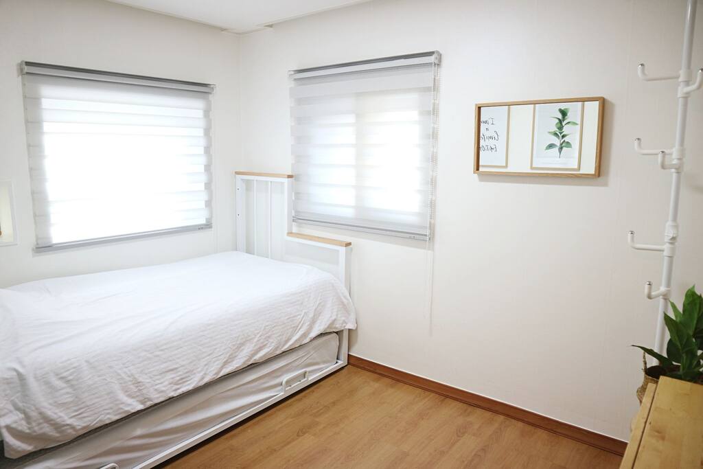 Bed has two single mattress.
Cable TV available
Wireless Internet
케이블 티비, 무선인터넷 가능
