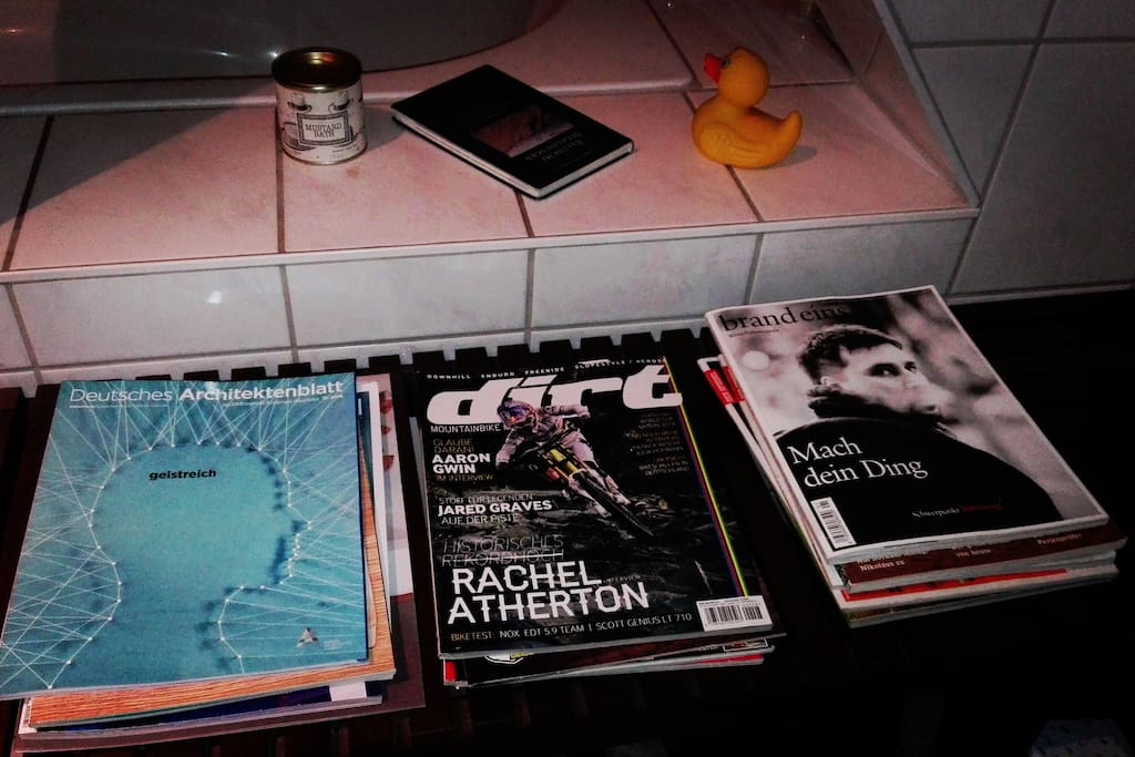 Es ist immer eine Auswahl an Magazinen (Sport, Kultur, Politik) und meist noch die SZ vom Wochenende (Fr / Sa,So) und jede Menge Bücher da.