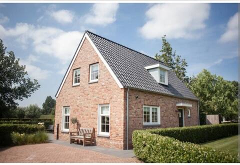 Beautiful, detached holiday home, close to the sea!
