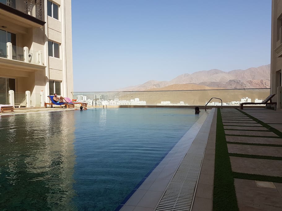 20 metre infinity swimming pool and kids paddling pool
