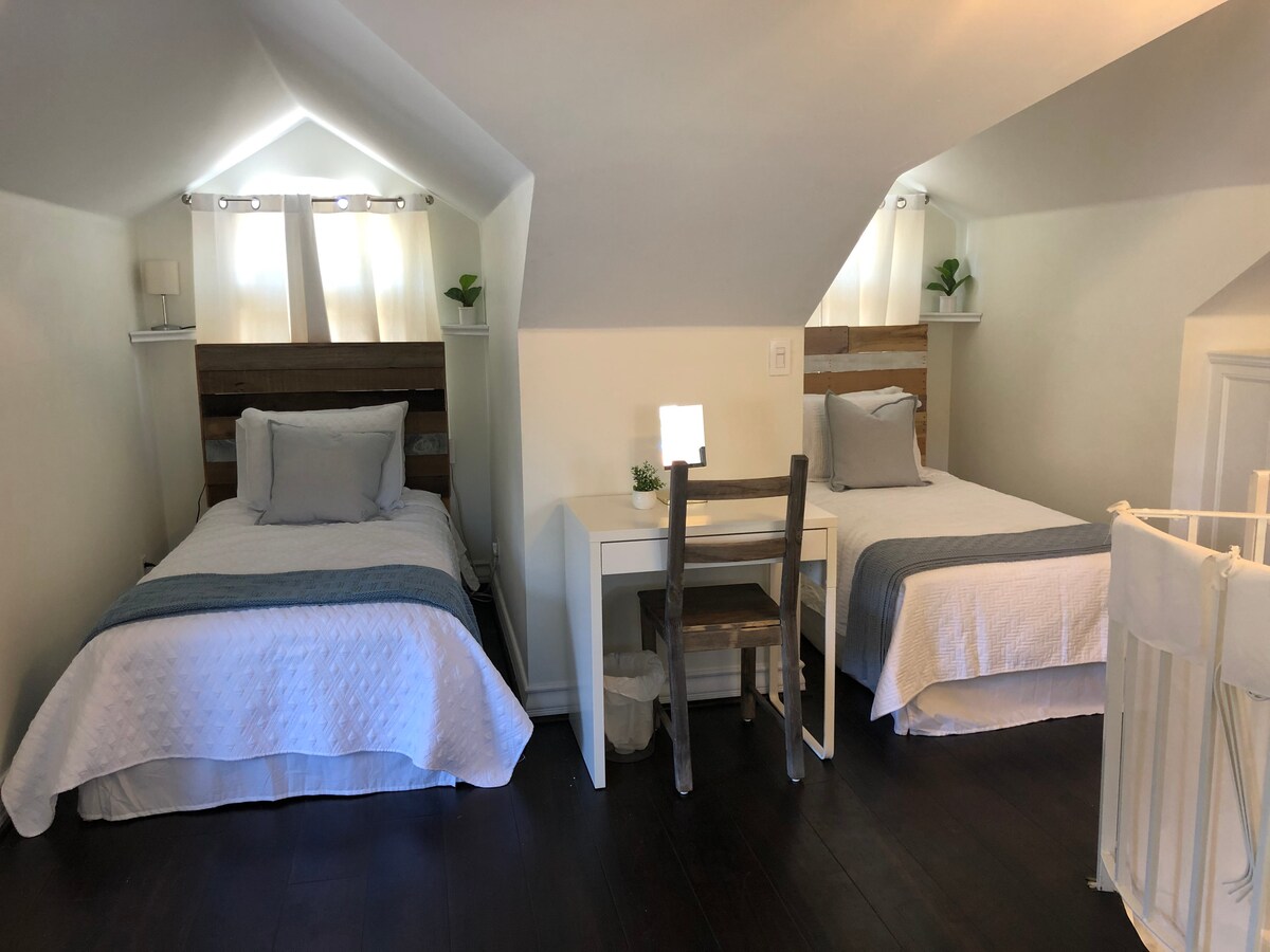 Поткровје /спална соба 5  
2 двокреветни кревети 3-ти кат 
