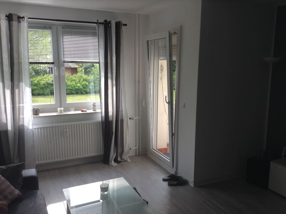 Wohnzimmer mit Balkontür