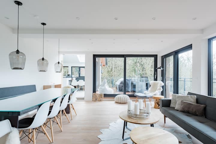 Modern 2-story apartment with fabulous panoramic views
