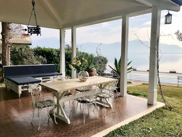 Unique home on the lake with patio/Garden and pier