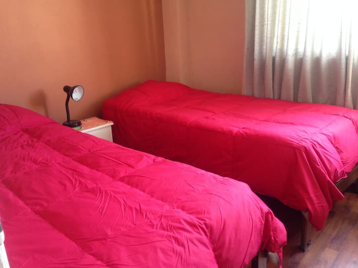 dhomë gjumi me dy krevate tek