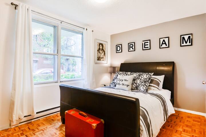 DOWNTOWN VIP MONTREAL , GOOD VALUE ,GREAT DECOR I gallery image 5