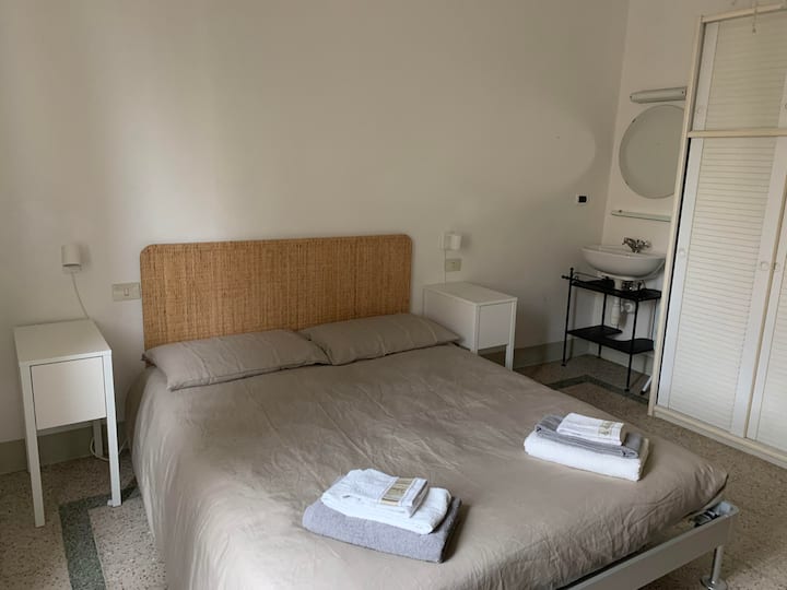 غرفة مزدوجة مع حوض صغير