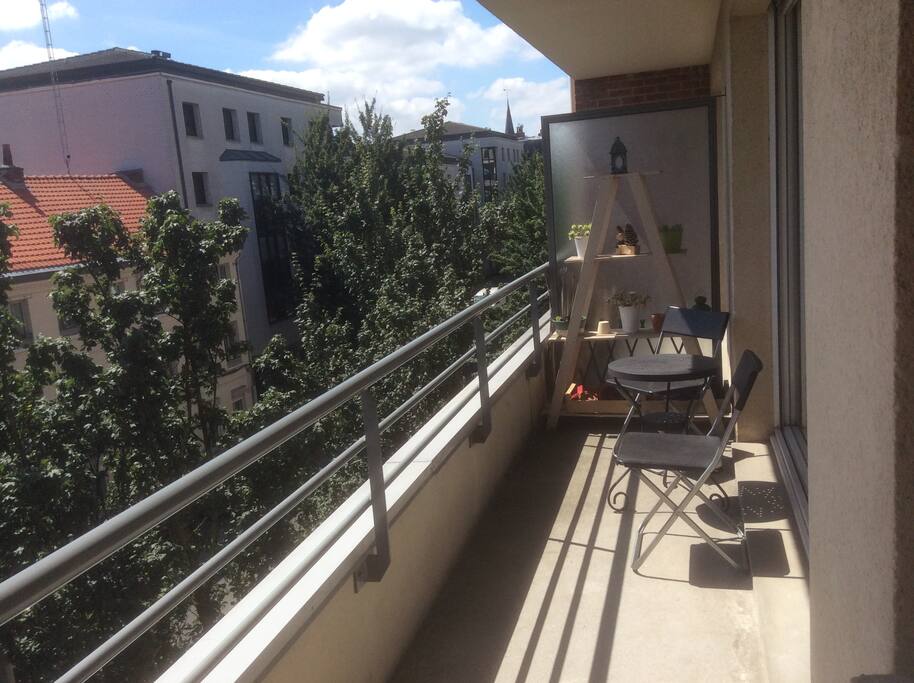 Le balcon avec petite table et sans vis-à-vis