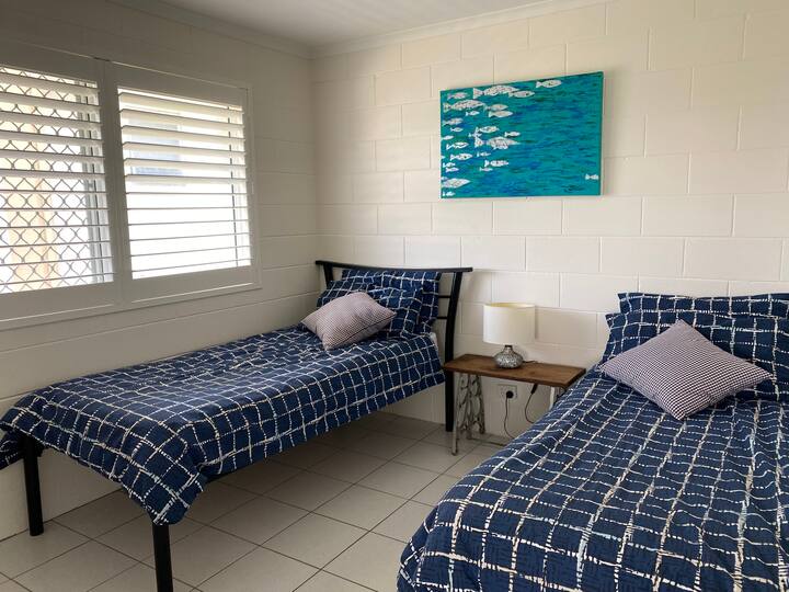 Chambre avec deux lits simples et un bureau 