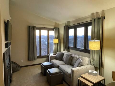 Cheerful 2-bedroom chalet with views!